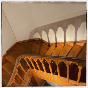 Un magnifique escalier mis en évidence par un bel éclairage