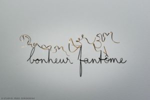 Ombre portée de sculpture signifiant une phrase